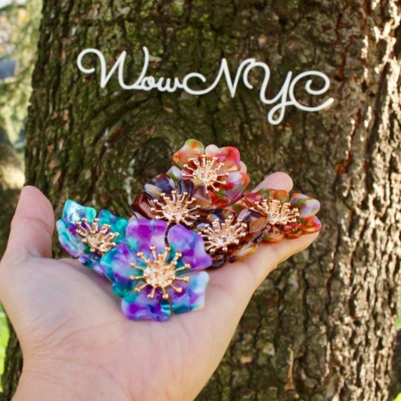 Flowers in bloom Tortoise Big Gold Stud Earrings - Picture 12 of 12